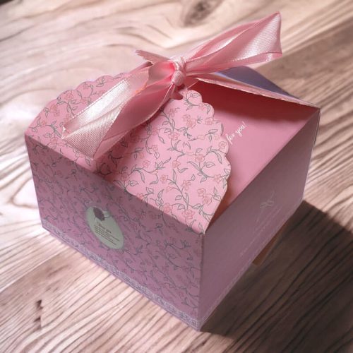 Hajtogatós rózsaszín ajándékdoboz